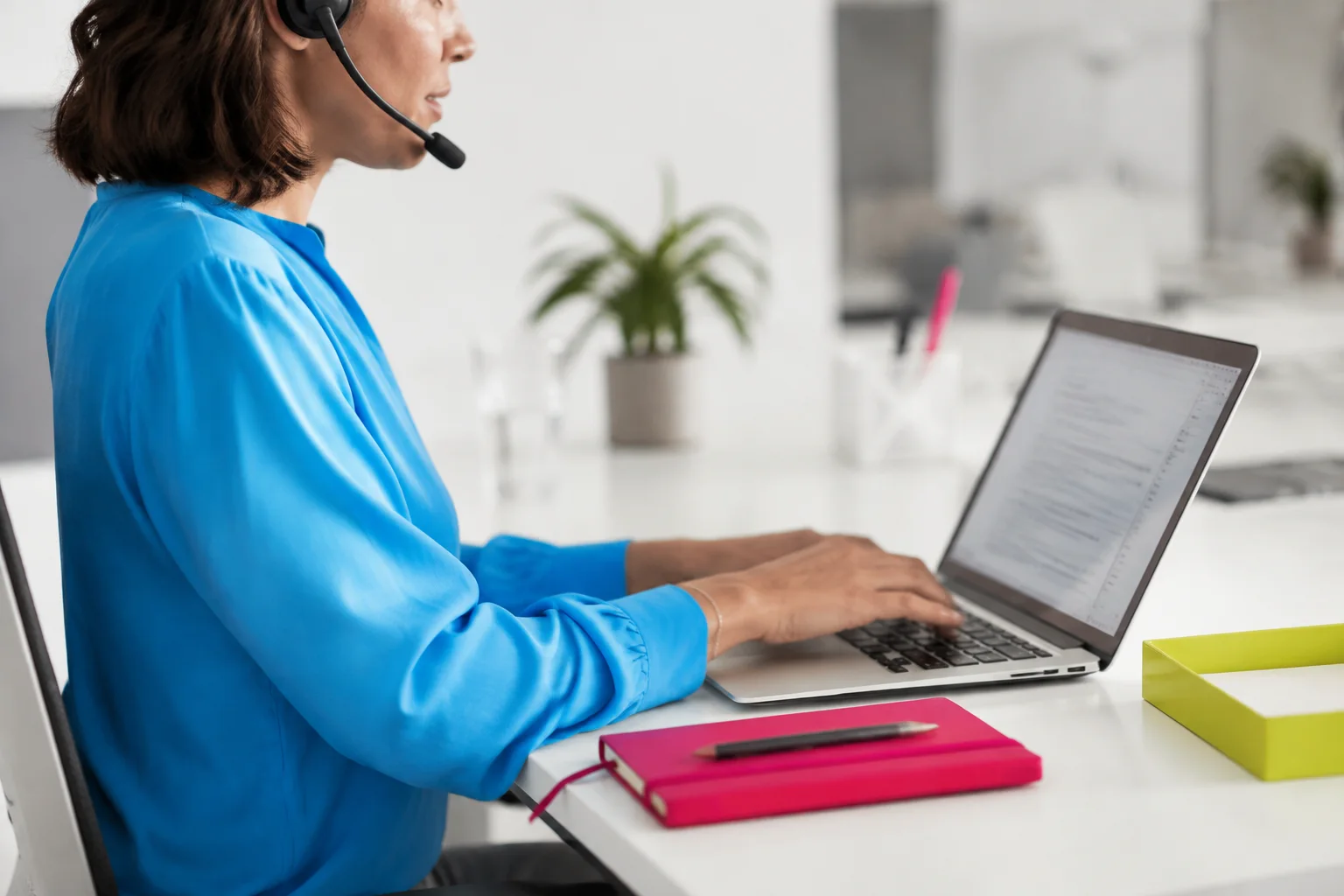Listening to a customer service request · illustration